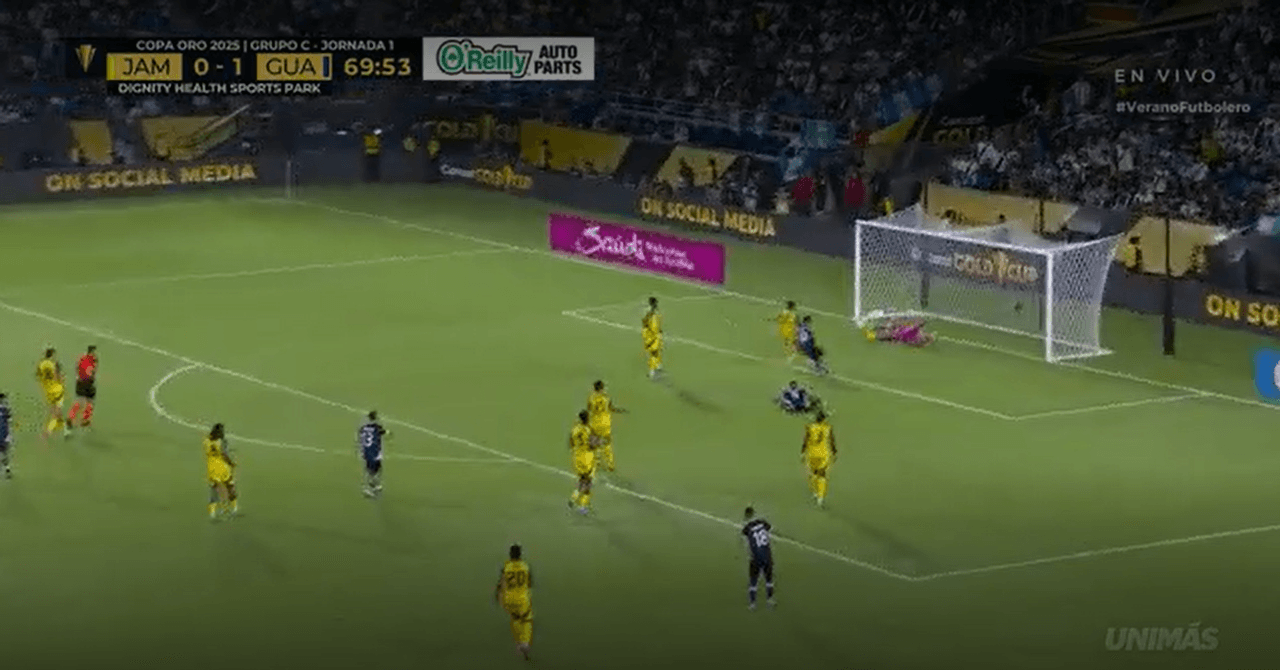 ¡Brutal atajada de Blake! Le niega un golazo de palomita a Santis